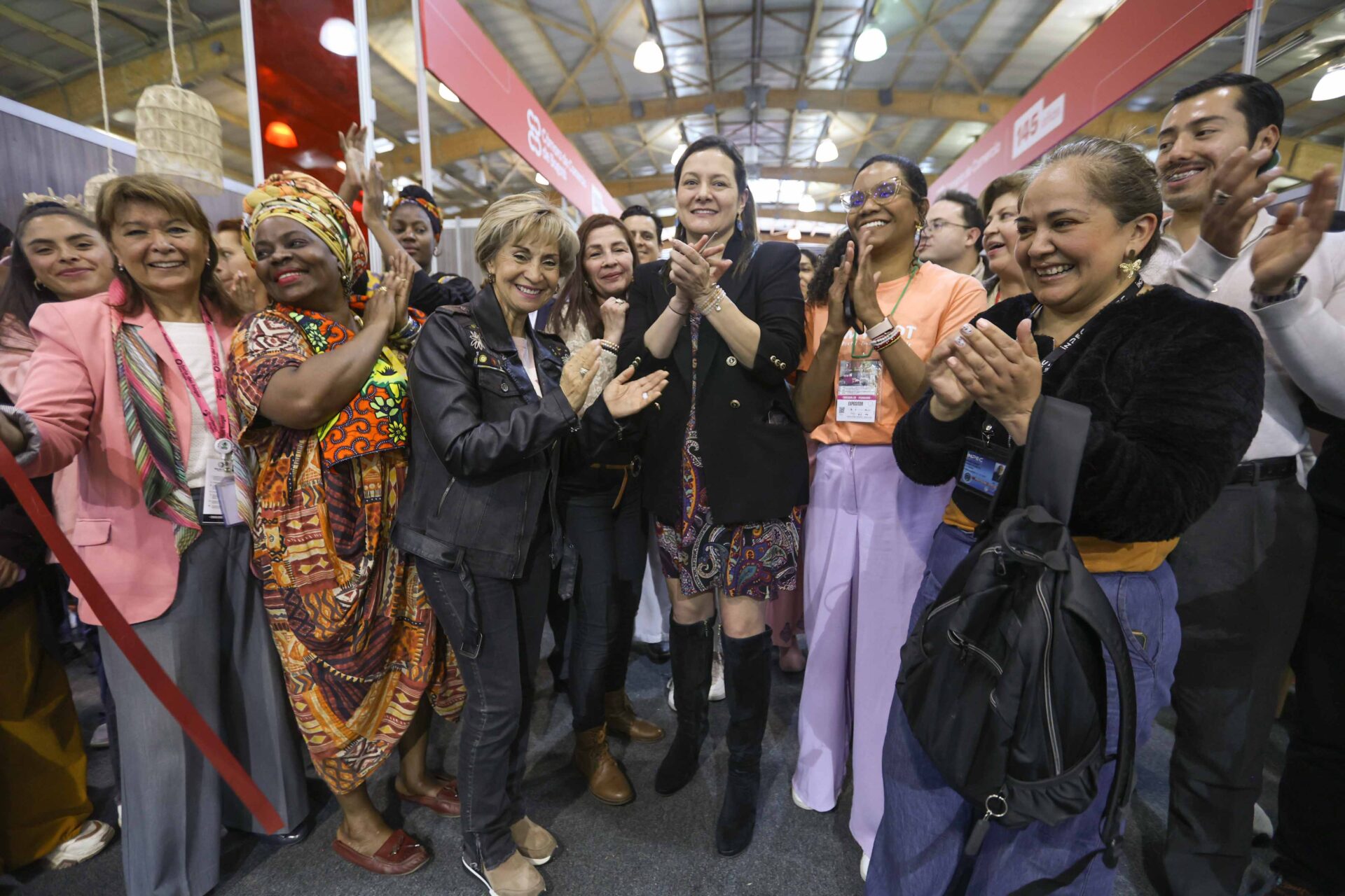 Empoderamiento y liderazgo femenino para cerrar brechas sociales y económicas.